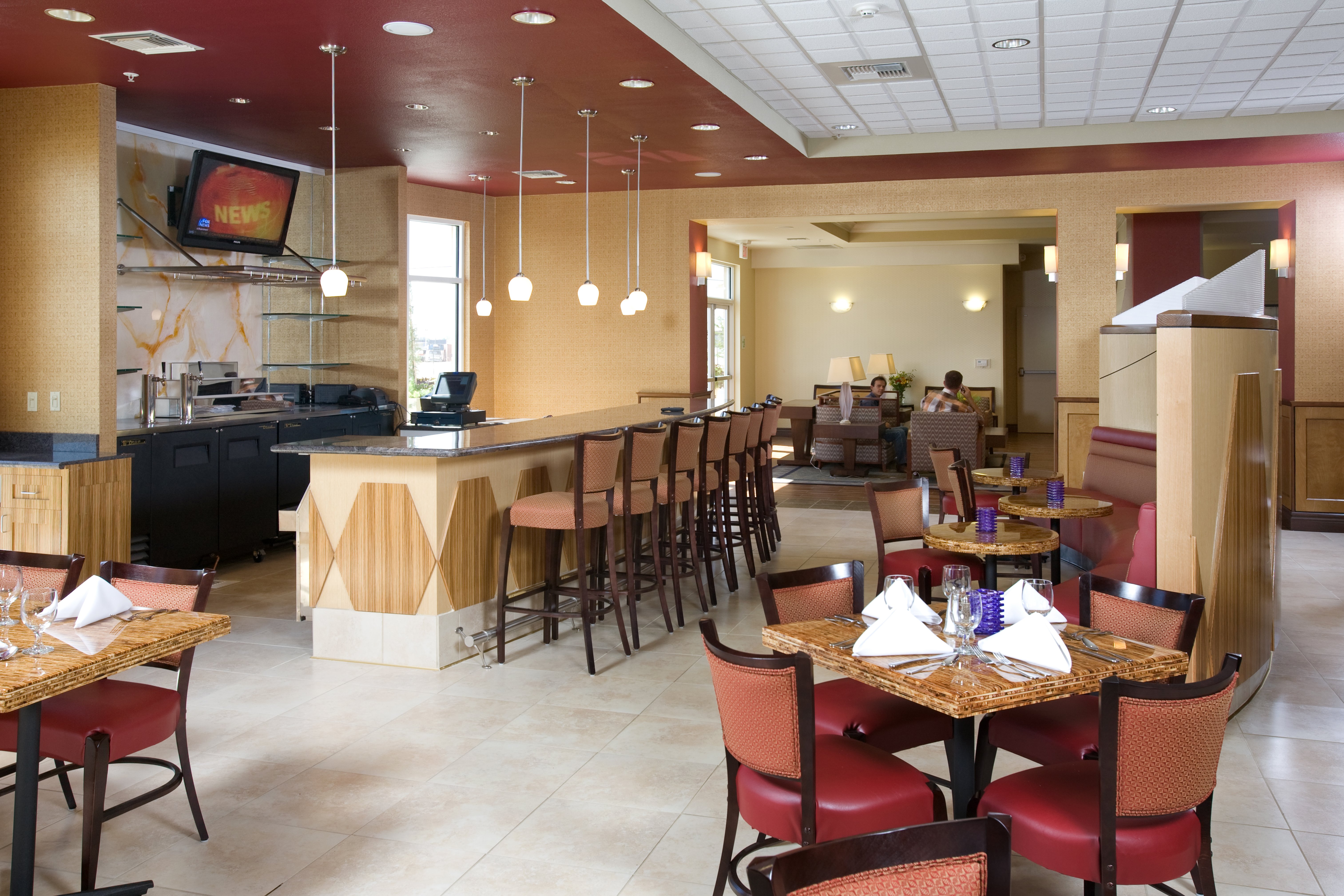 Holiday Inn Hotel Amp Suites Bakersfield North 38/57