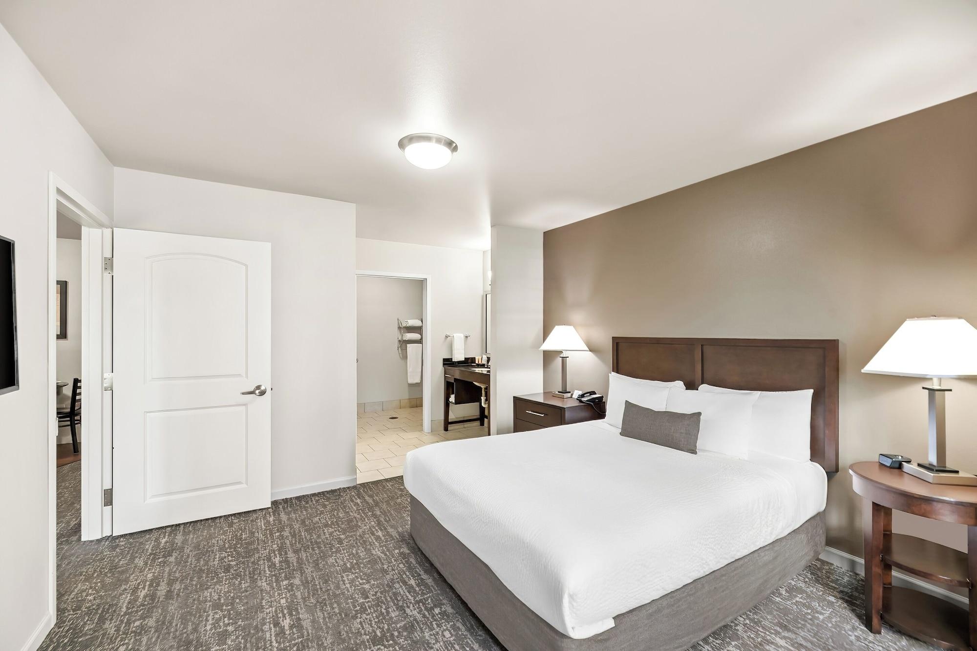 جناح بسرير كوين بمطبخ لذوي الإعاقة، Ledgestone Hotel 2/3