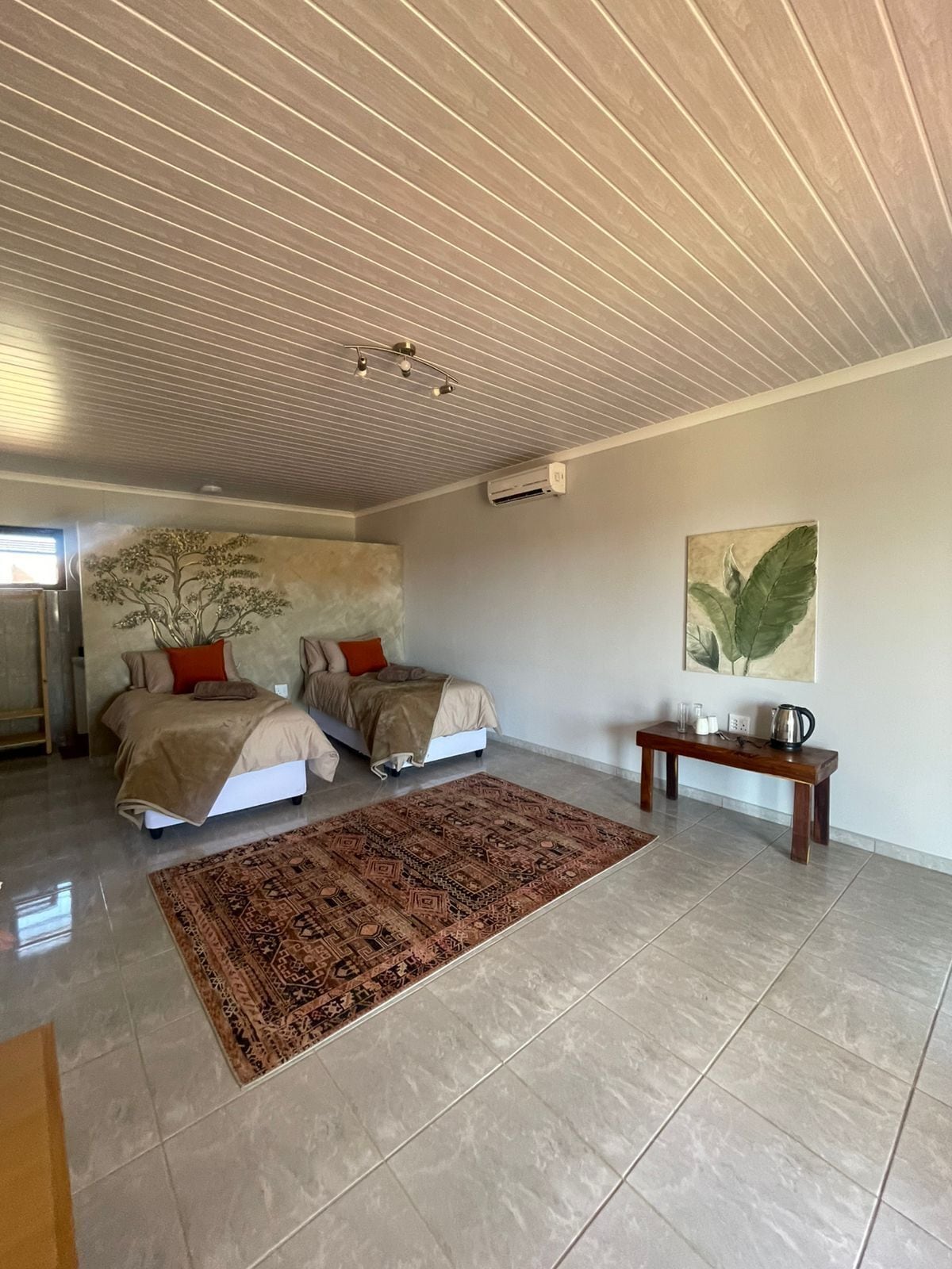 DELUXE, DOUBLE OR TWIN BED