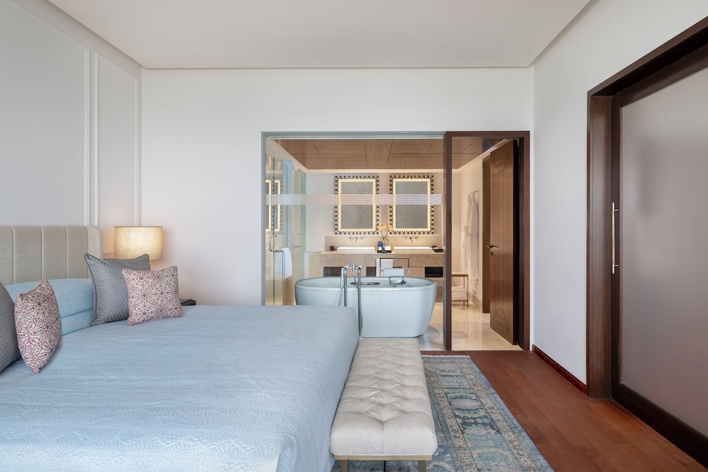 غرفة بريميير بسرير كوين بإطلالة على البحر، The Oberoi Mumbai 4/5