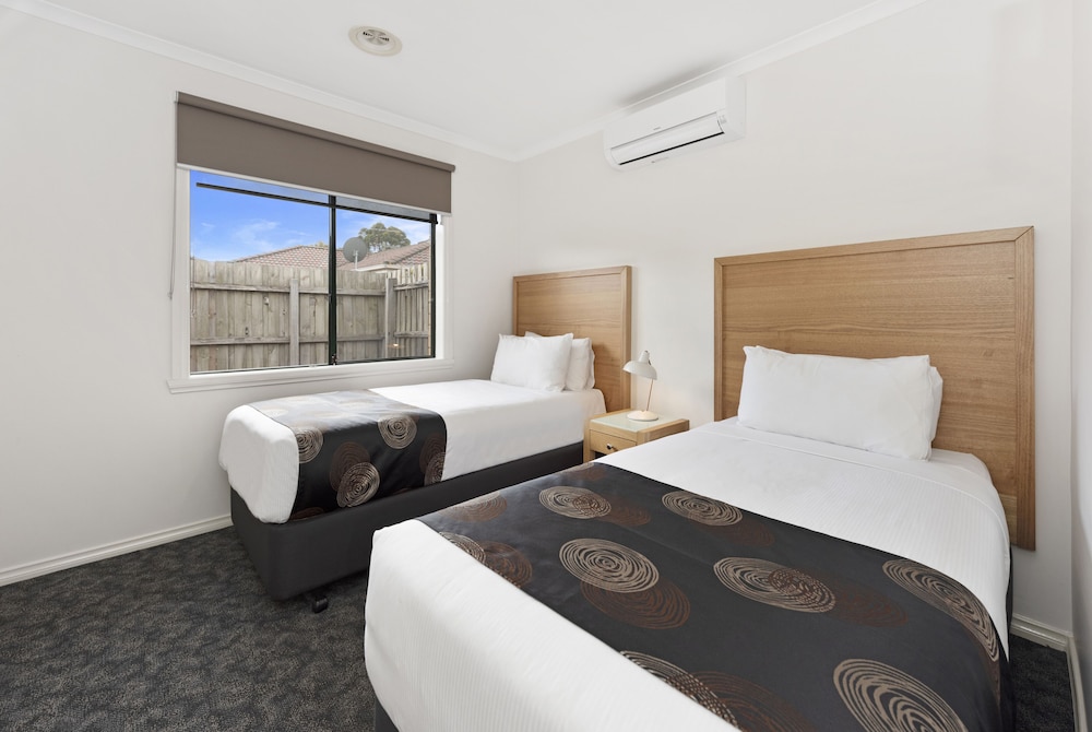 Fawkner Suites Serviced Apartments 32/64