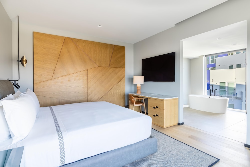 PREMIUM, SUITE, KING BED, BALCONY