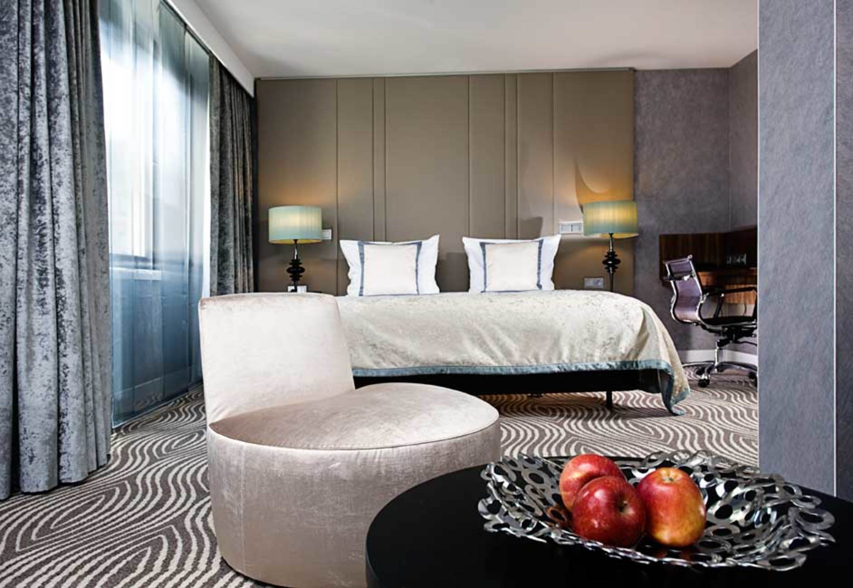 PLUS, EXECUTIVE, KING BED, LOUNGE ACCESS
