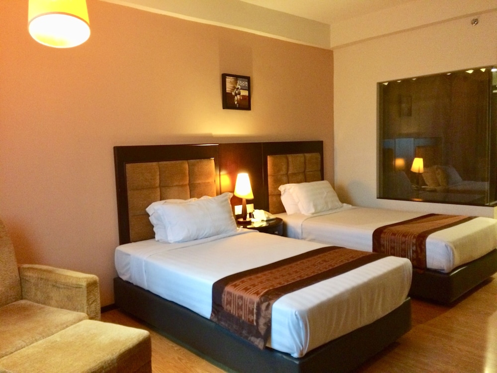 CRYSTAL CROWN HOTEL 5/62