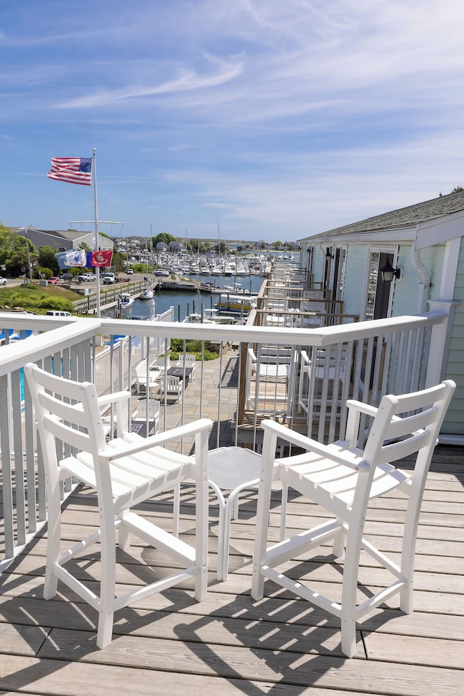 Anchor In Distinctive Waterfront Lodging 45/65