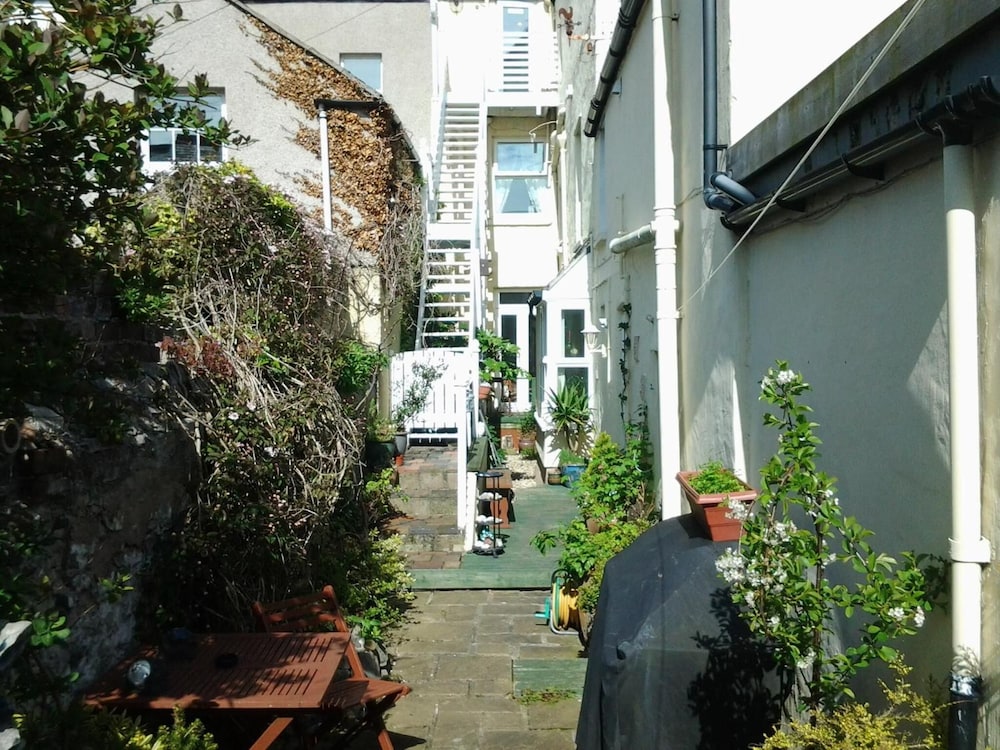 No9 Guest House 33/37