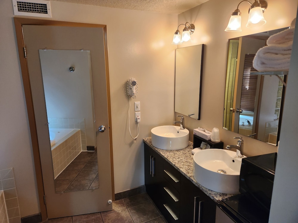 Waterton Lakes Lodge Resort 48/50