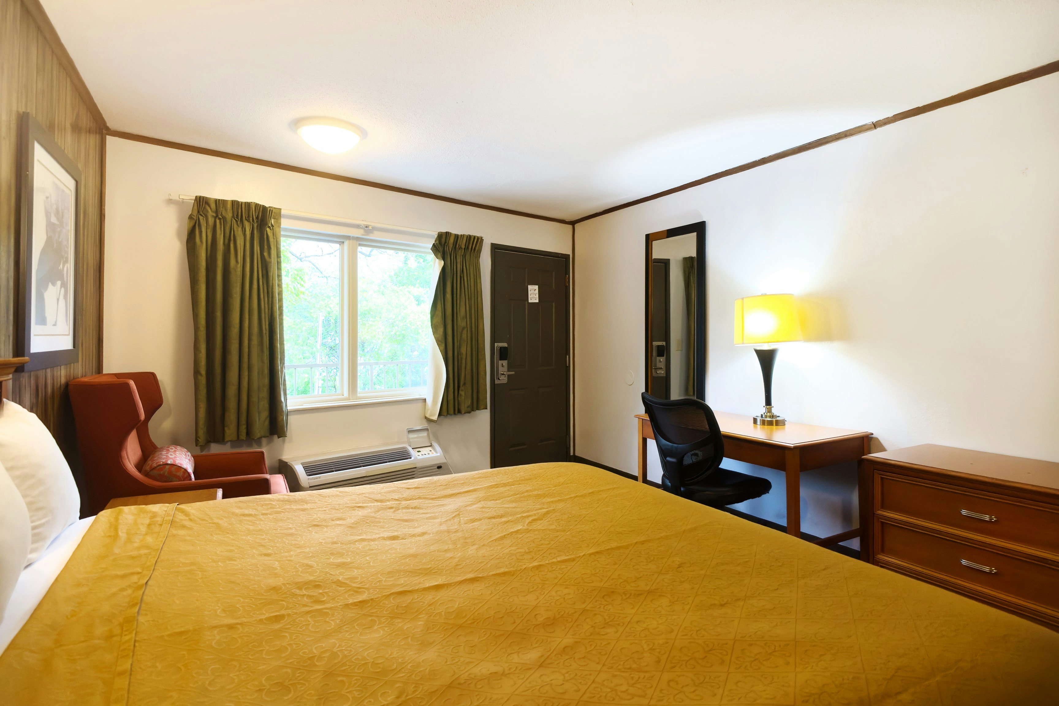 غرفة بسرير كينج بإطلالة على النهر، Tennessee Mountain Lodge Riverside by OYO 3/6