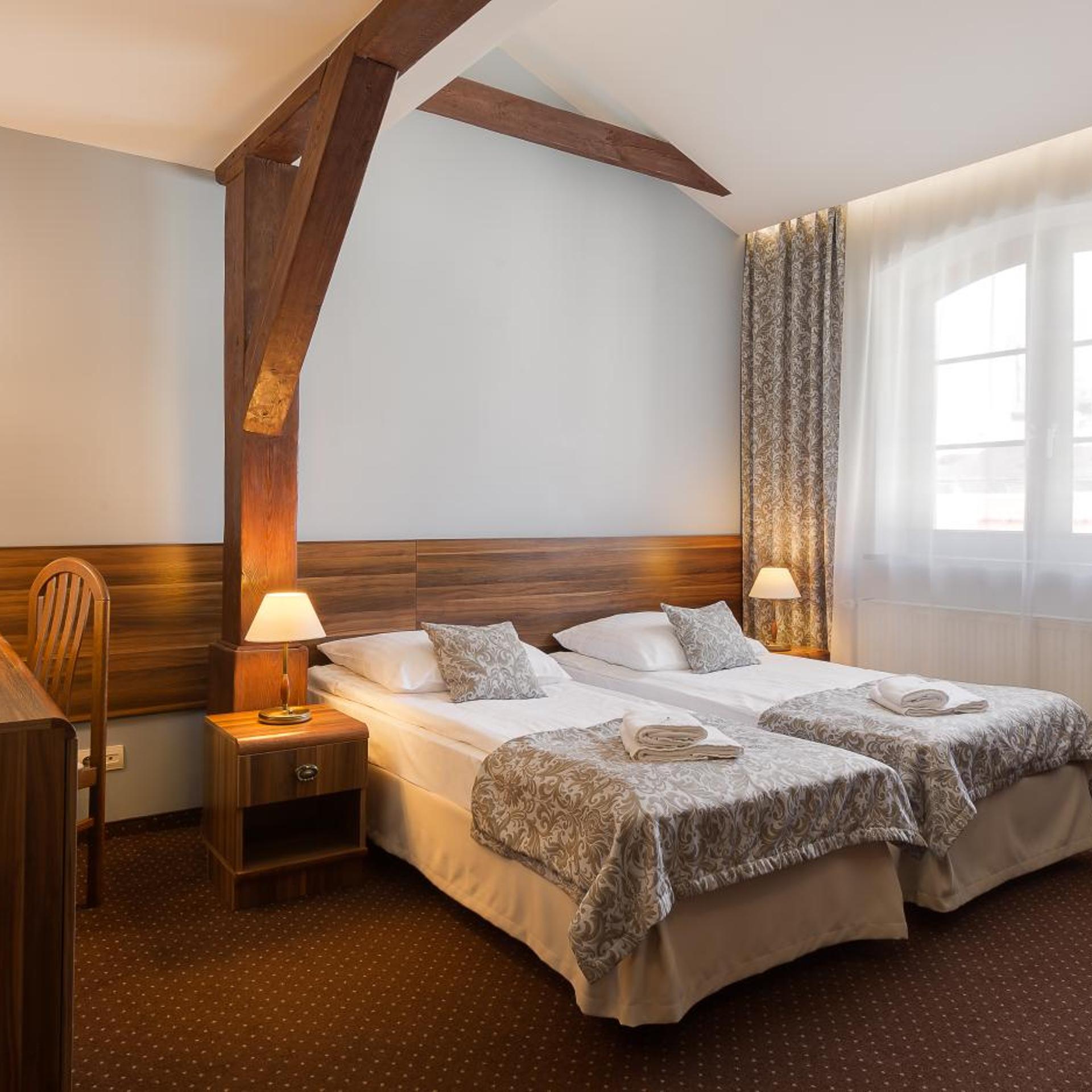 ROOM, DOUBLE OR TWIN BED
