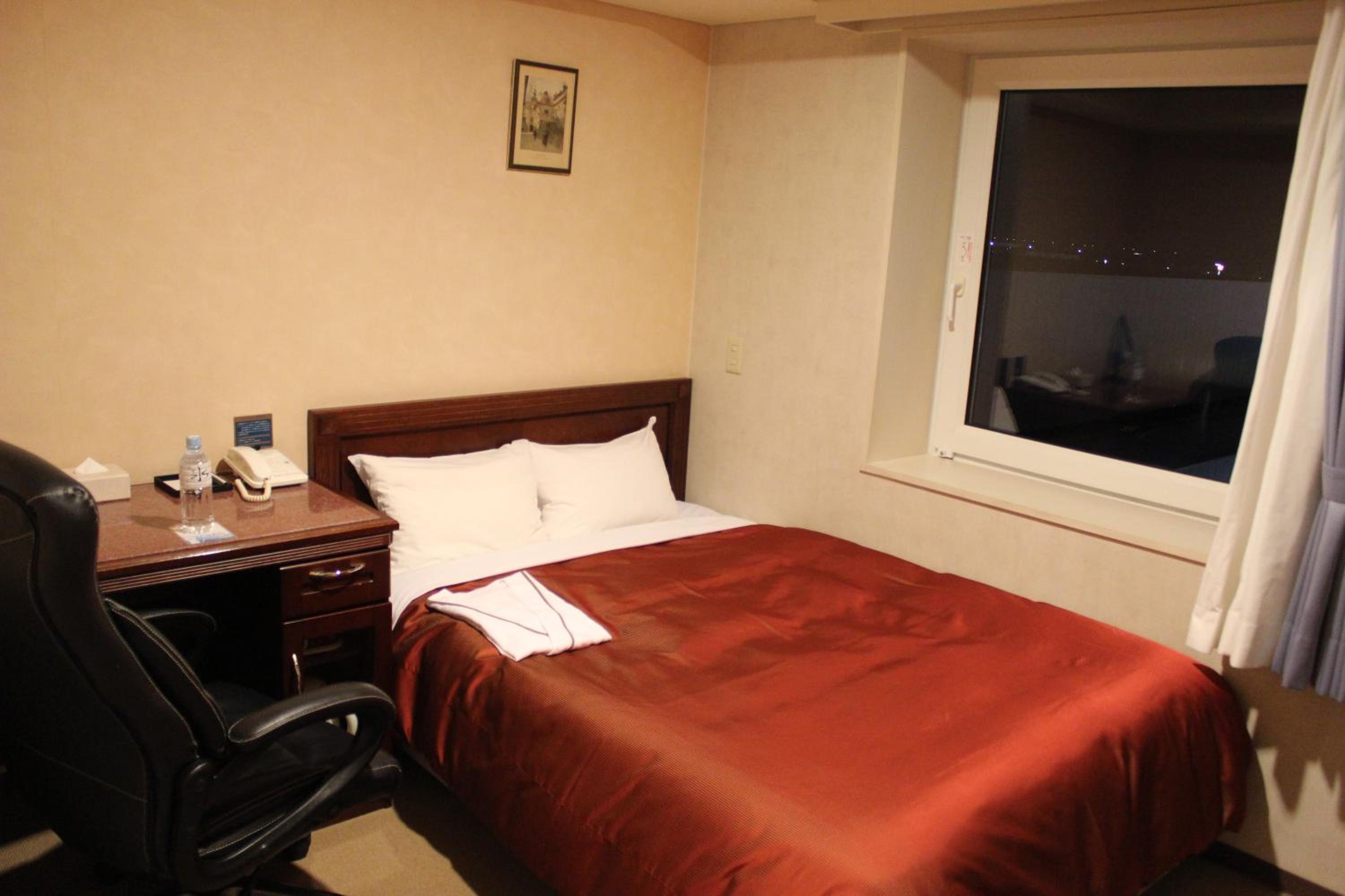 غرفة بسرير نصف مزدوج للمدخنين