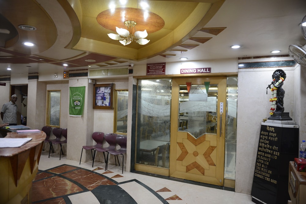 Hotel Shreyas 6/40