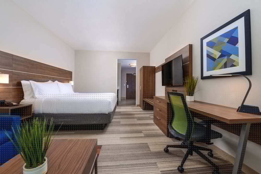 Holiday Inn Express Suites St Petersburg Seminole Area 36/74