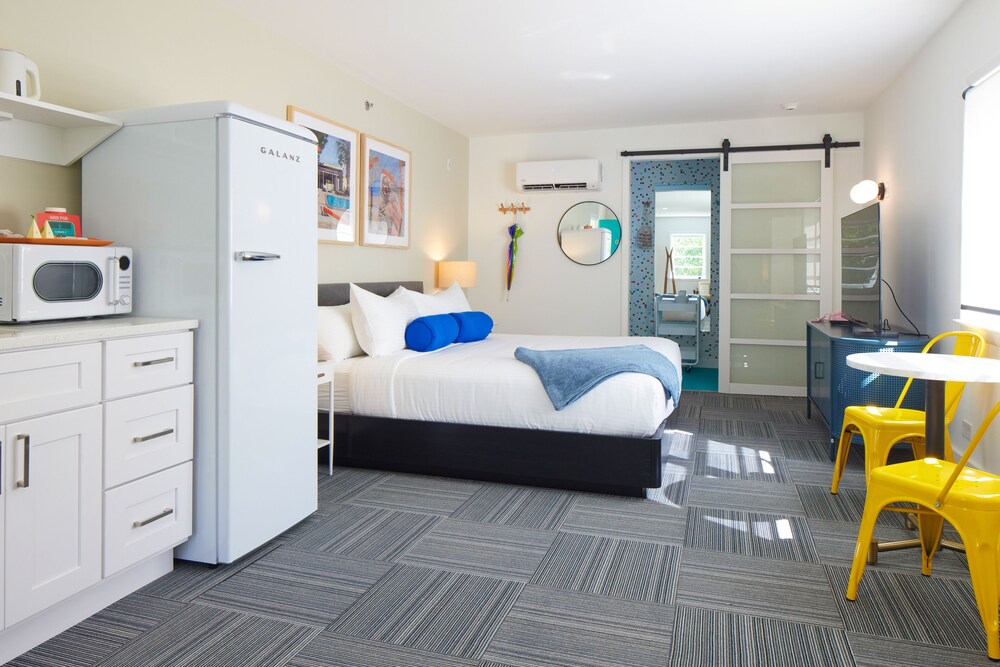 Little Mod Hotel 13/38