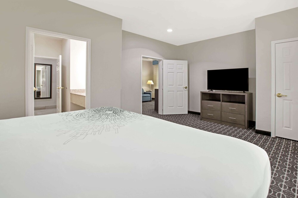La Quinta Inn Suites By Wyndham Sulphur Springs 14/47