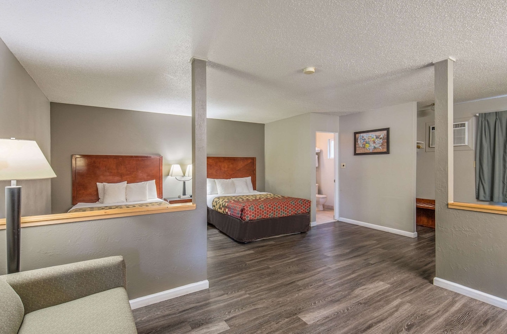 Econo Lodge Inn & Suites Yreka, CA 38/50