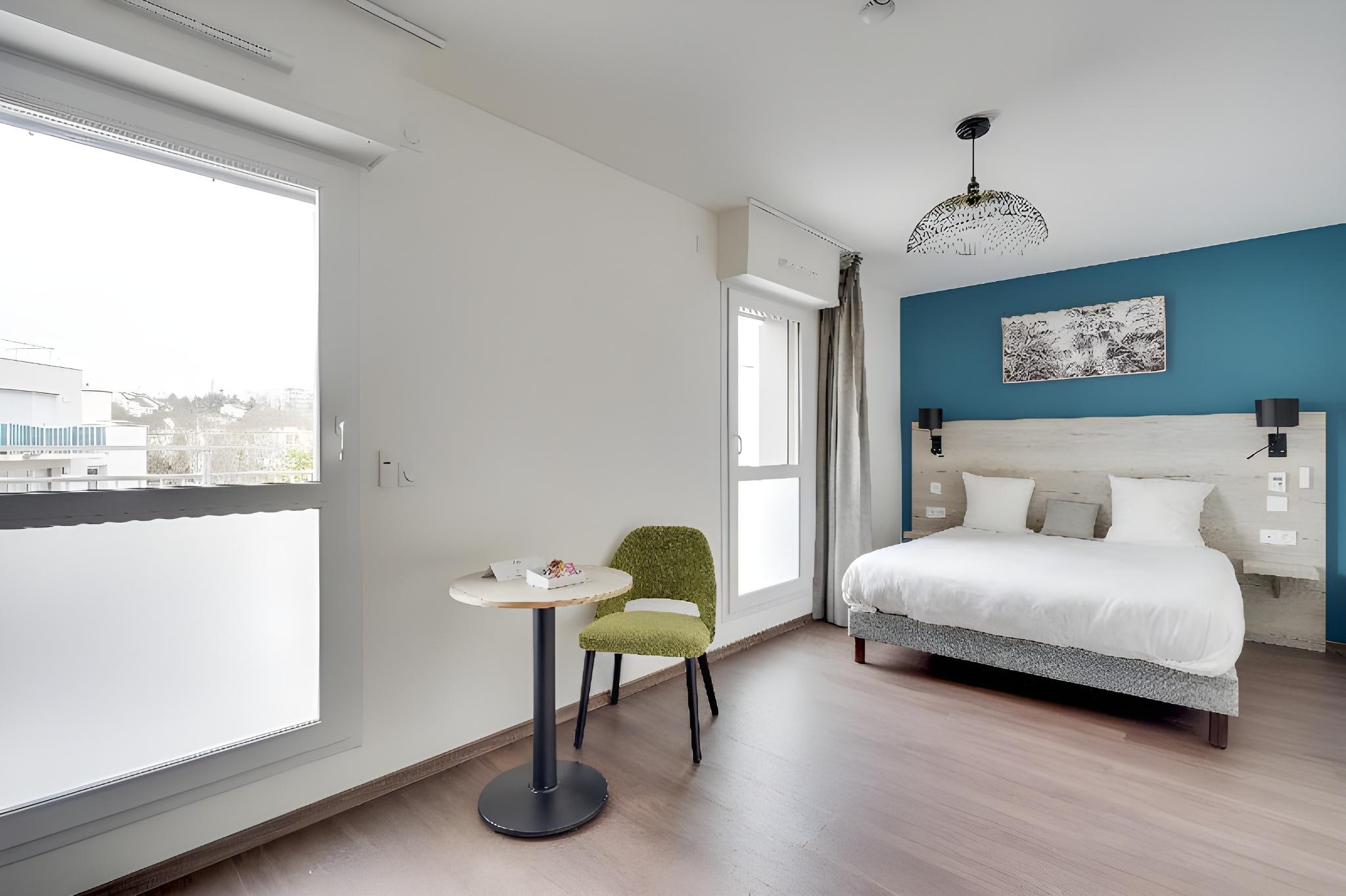 Studio, Queen Bed