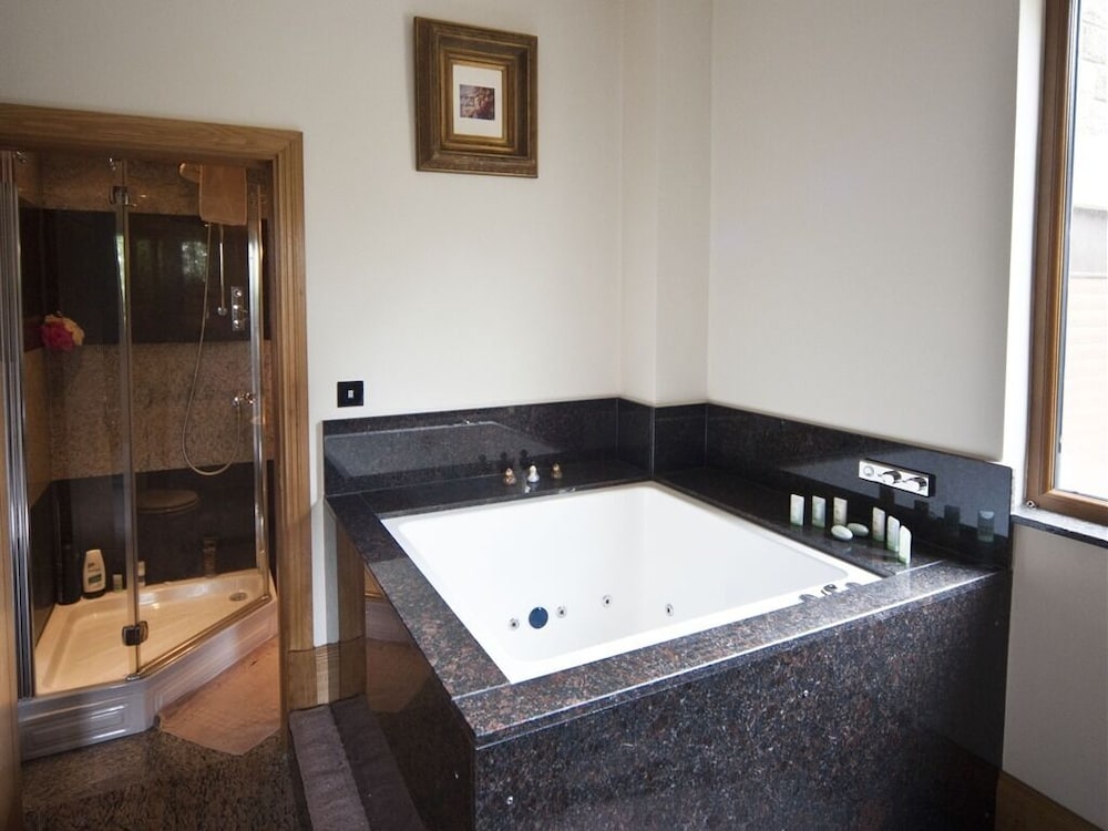 The Saddleworth Hotel 40/42