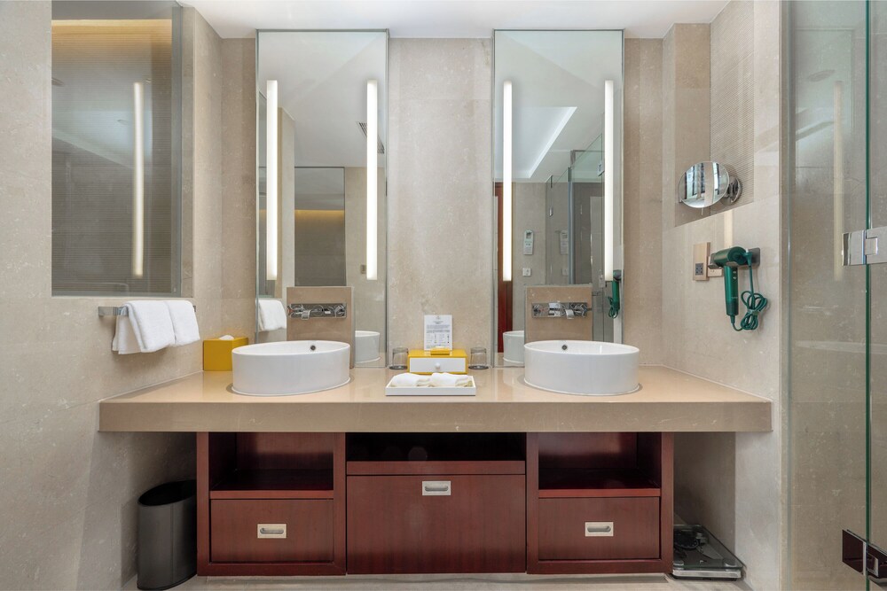 Junior Suite, King Bed, Pan Pacific Ningbo 9/9
