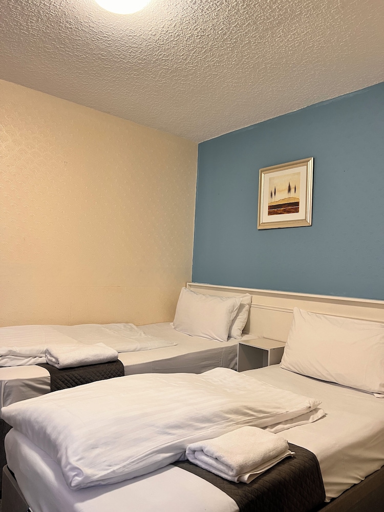 ROOM, TWIN BEDS
