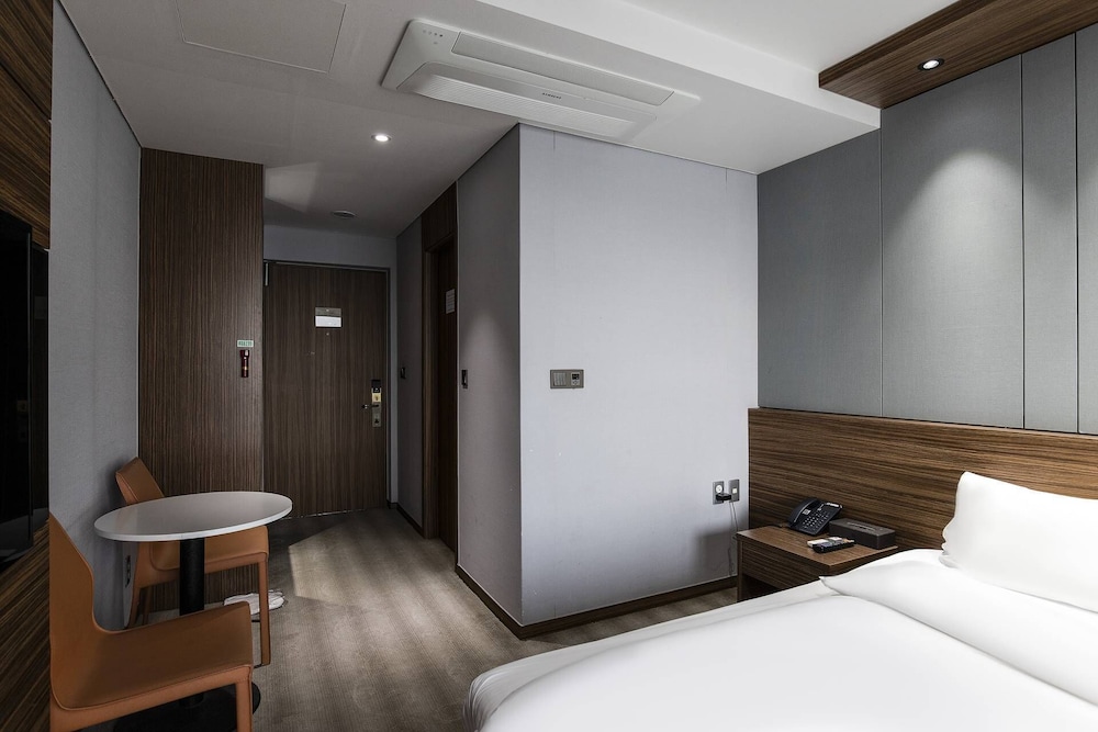 Western Grace Hotel 25/60