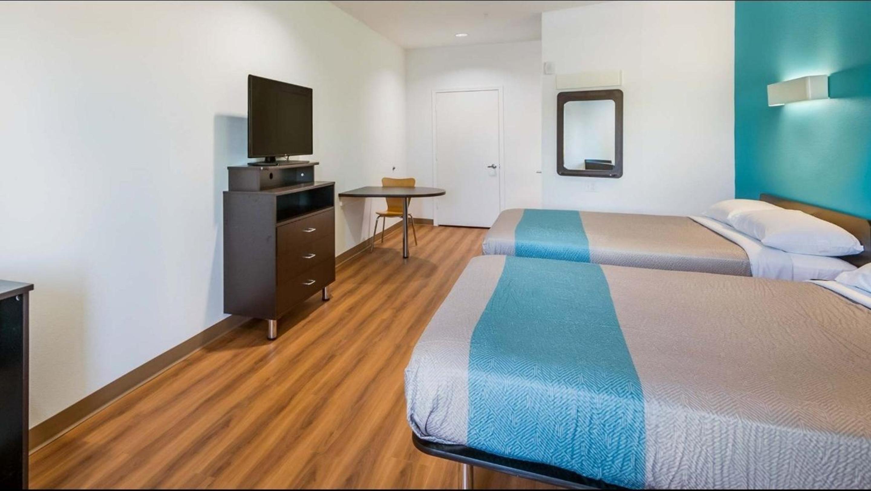 2 Queen Beds - Smoking, Micfridge، Motel6 Channelview, TX 6/10
