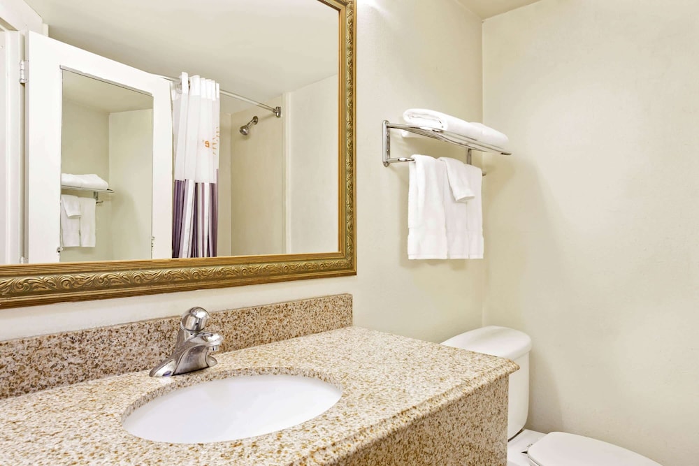 La Quinta Inn & Suites by Wyndham Stamford / New York City 21/59