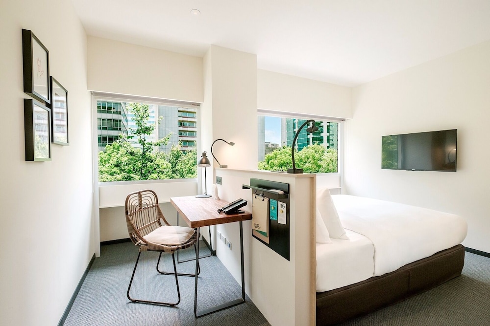 MEDIUM, TREE, QUEEN BED, WITH VIEW