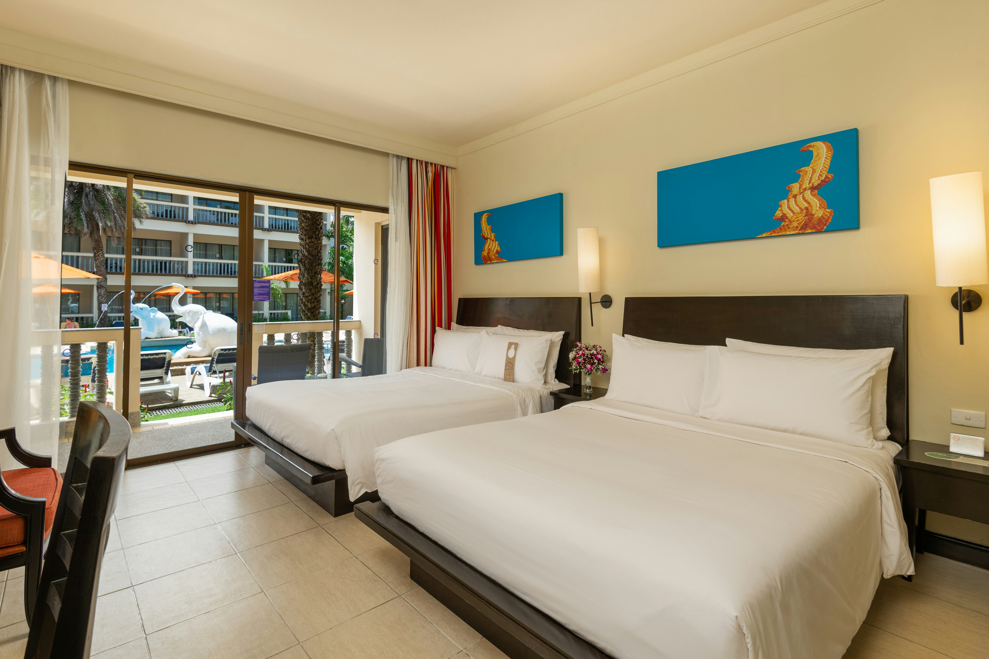 DELUXE, TWIN BEDS, POOL ACCESS