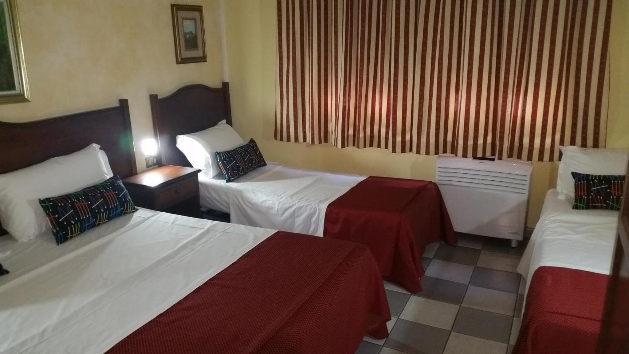 ROOM, QUADRUPLE