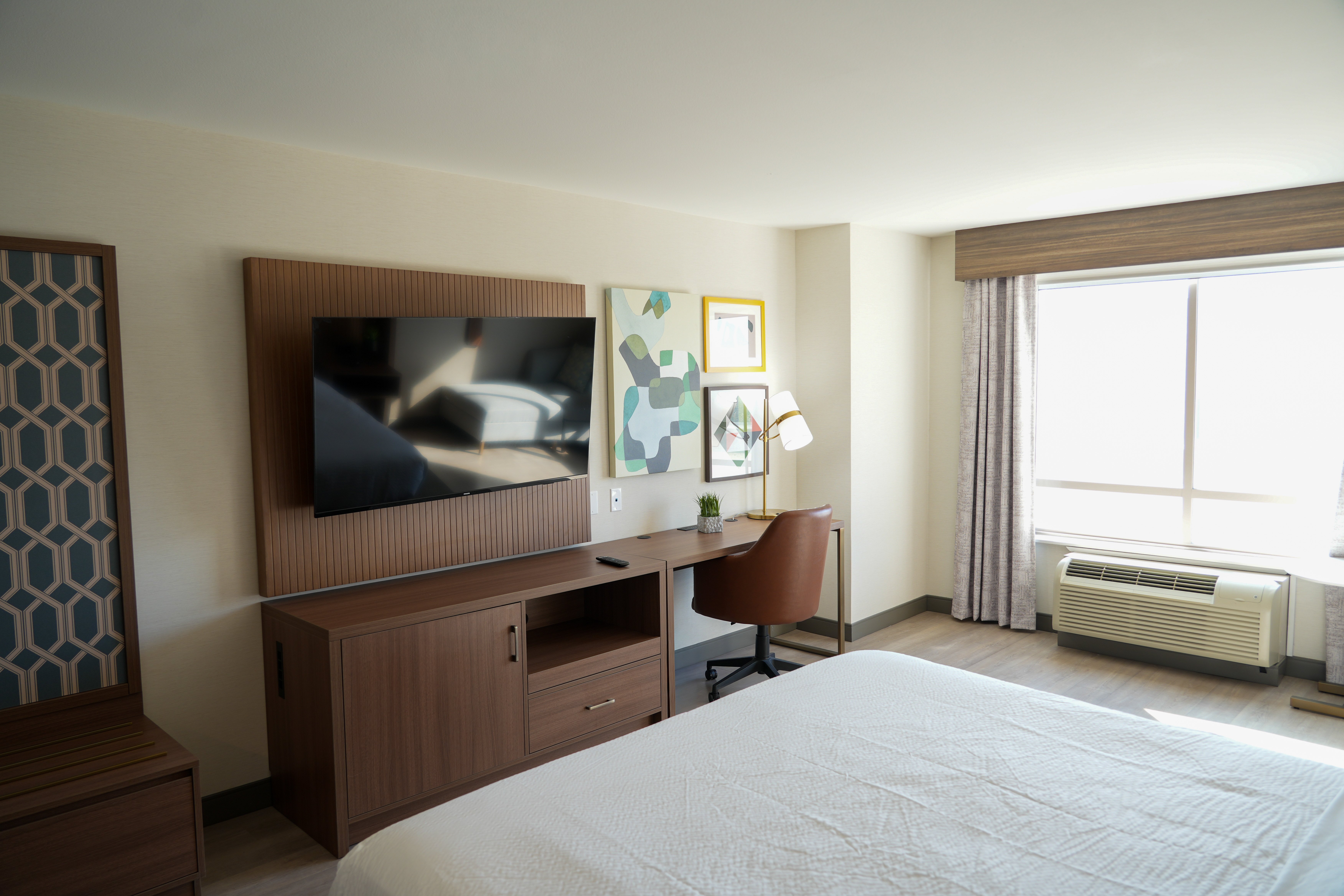 Holiday Inn & Suites Phoenix Airport 33/79