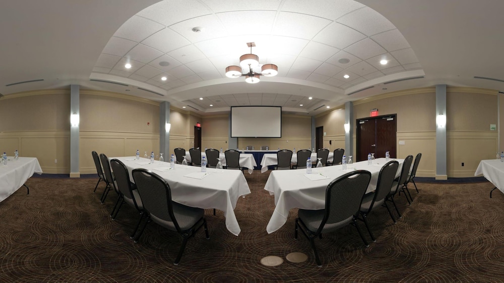 Holiday Inn Detroit Metro Airport 53/58