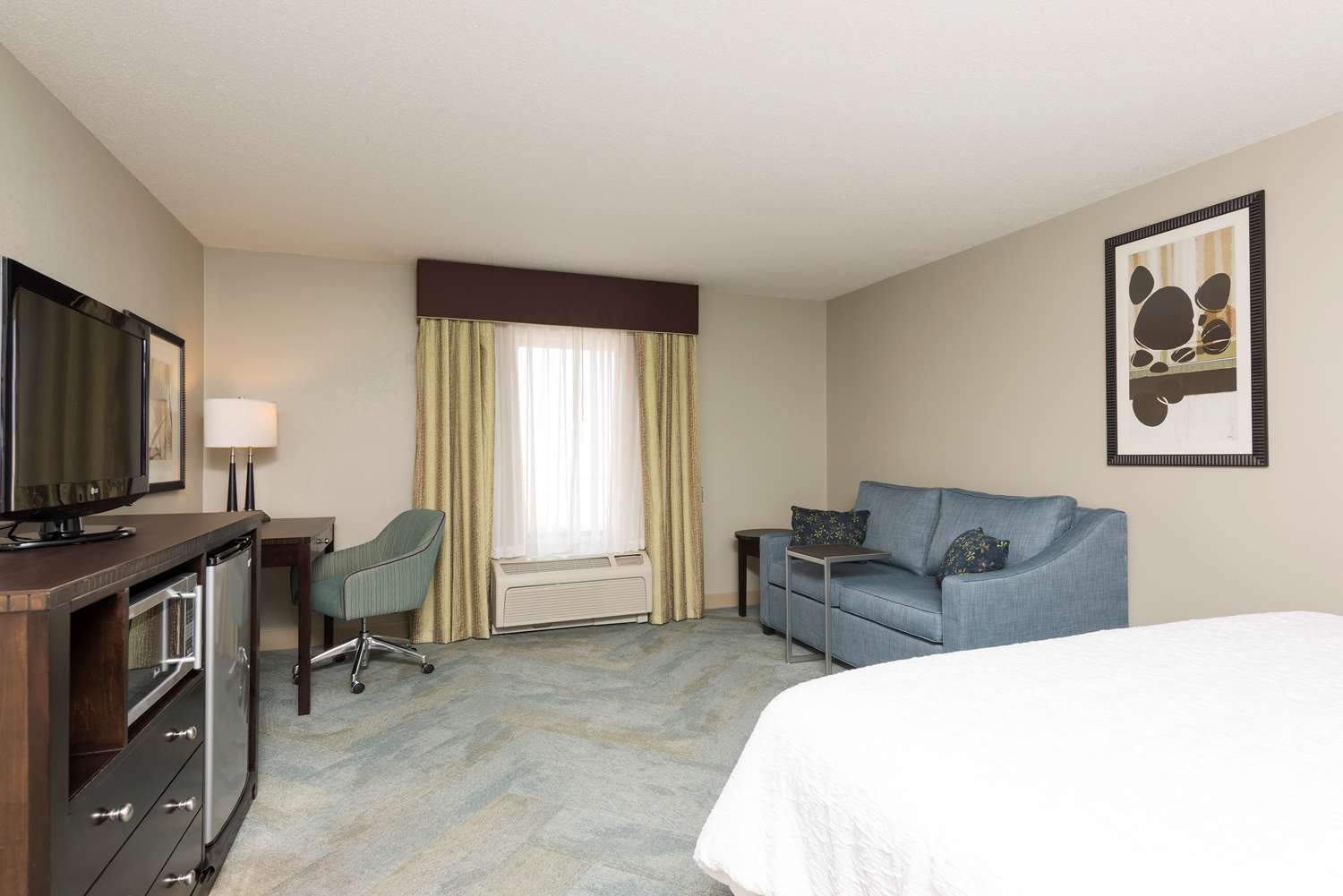 استوديو بسرير كينج مع أريكة