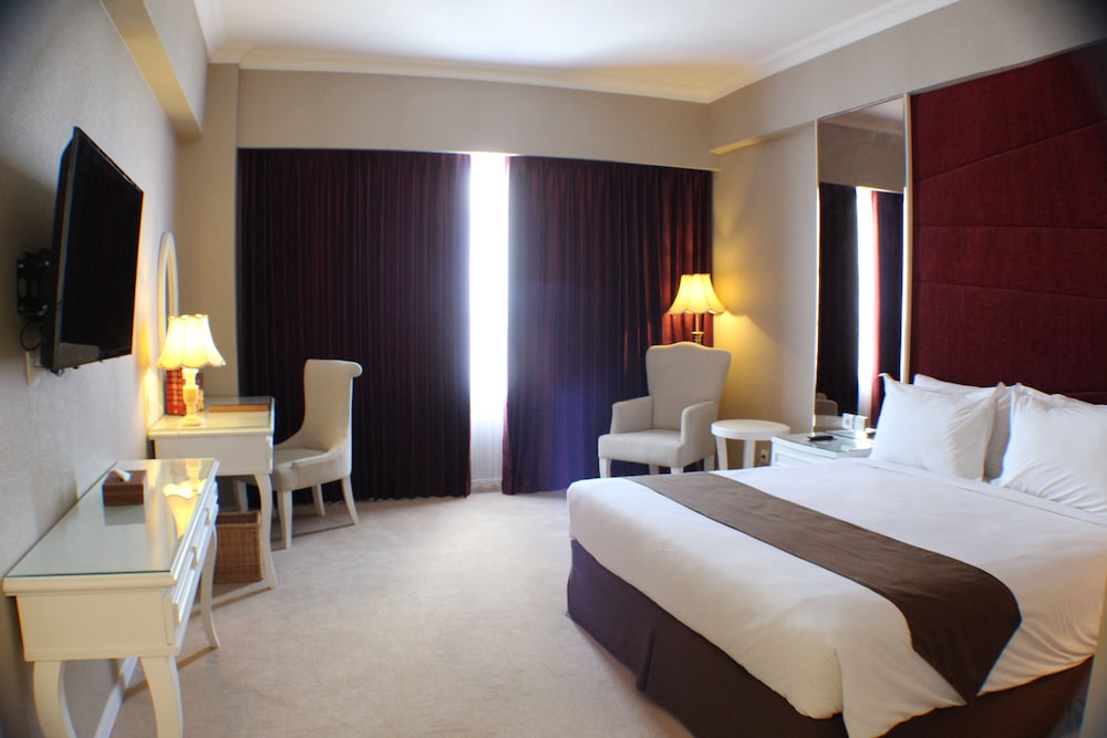Golden Tulip Legacy Surabaya 7/31