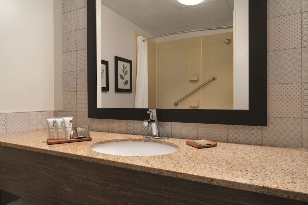جناح بسرير كينج بغرفة نوم واحدة مع أريكة، Country Inn & Suites By Radisson Grand Rapids East Mi 3/4