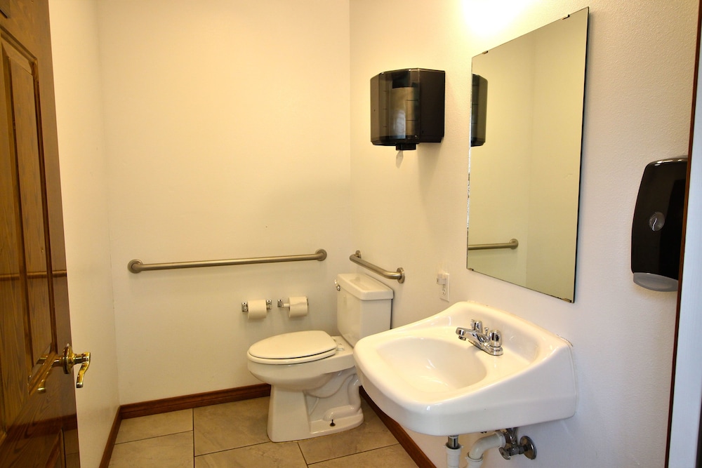 Peach Tree Inn & Suites 63/67