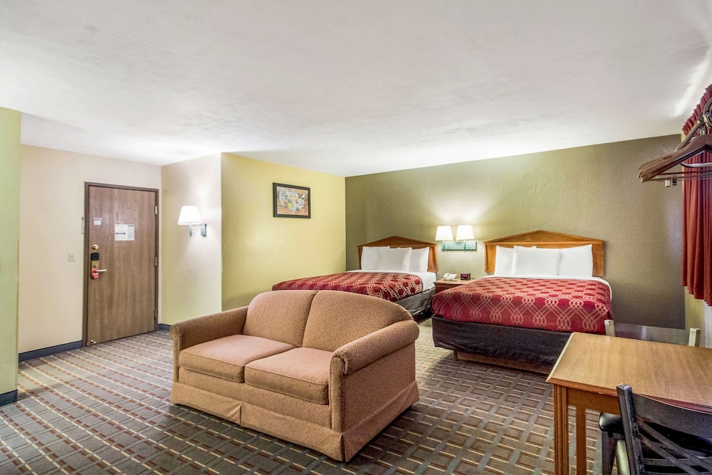Econo Lodge Lansing Leavenworth 19/26