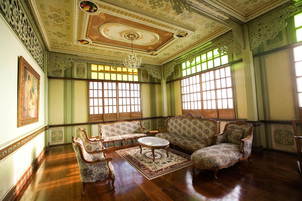 Las Casas Filipinas De Acuzar 31/50