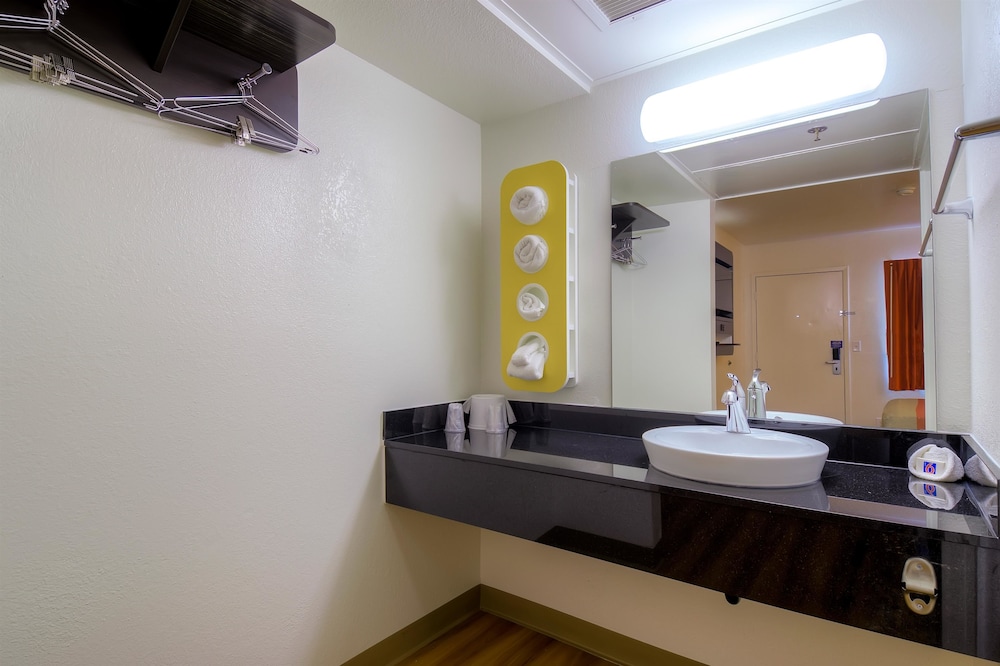 Motel6 Palm Springs, CA - Downtown 26/28