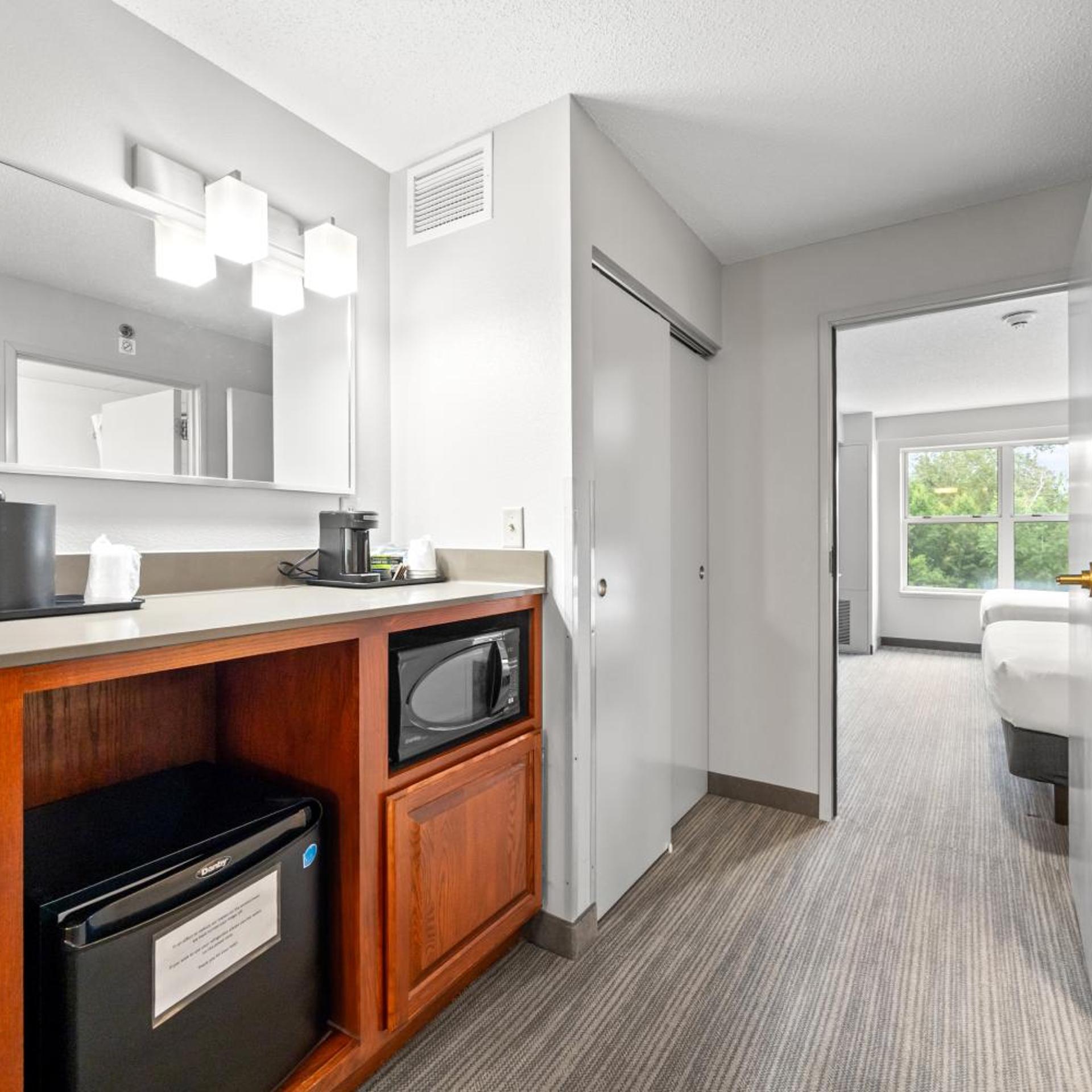 Deluxe, Suite, King Bed, Marinette WI Hotel 9/9