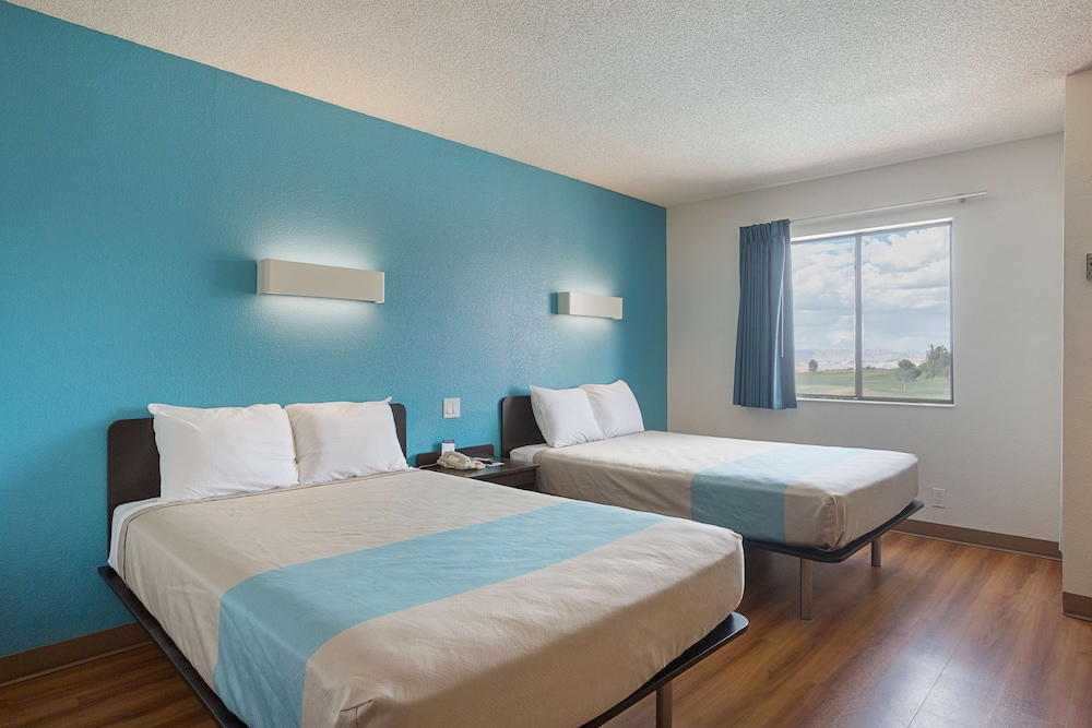 غرفة بسريرين مزدوجين بحوض استحمام لذوي الإعاقة، Motel6 Page, AZ 8/10