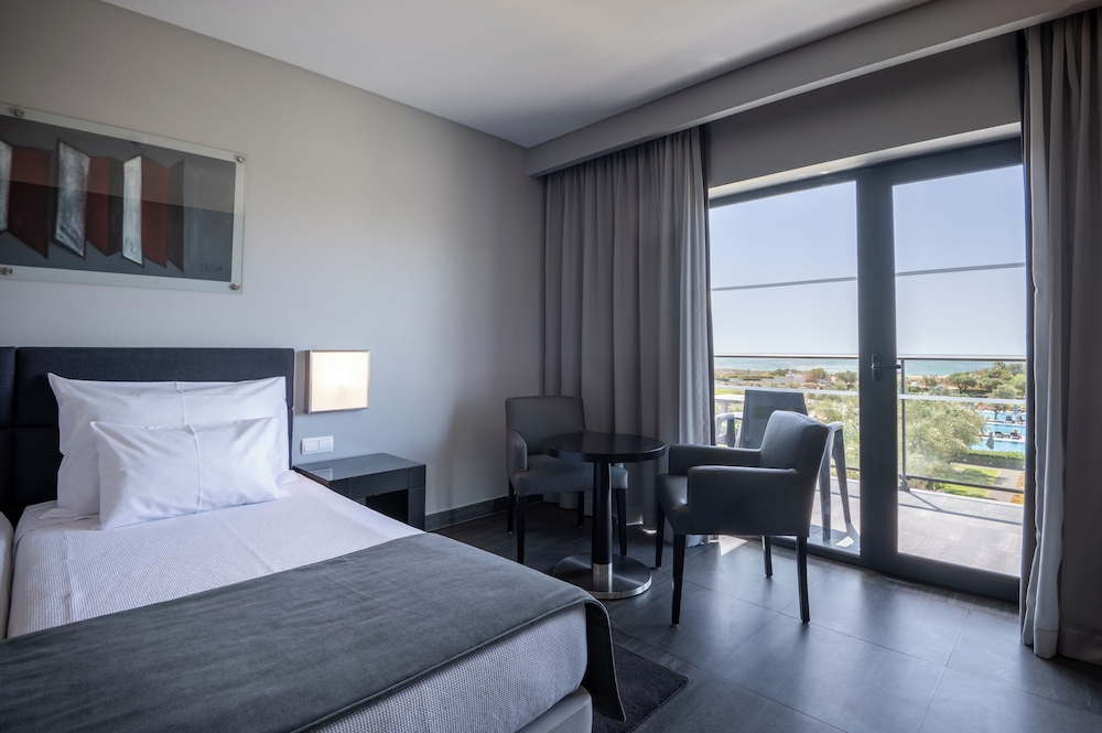 ROOM, TWIN BEDS