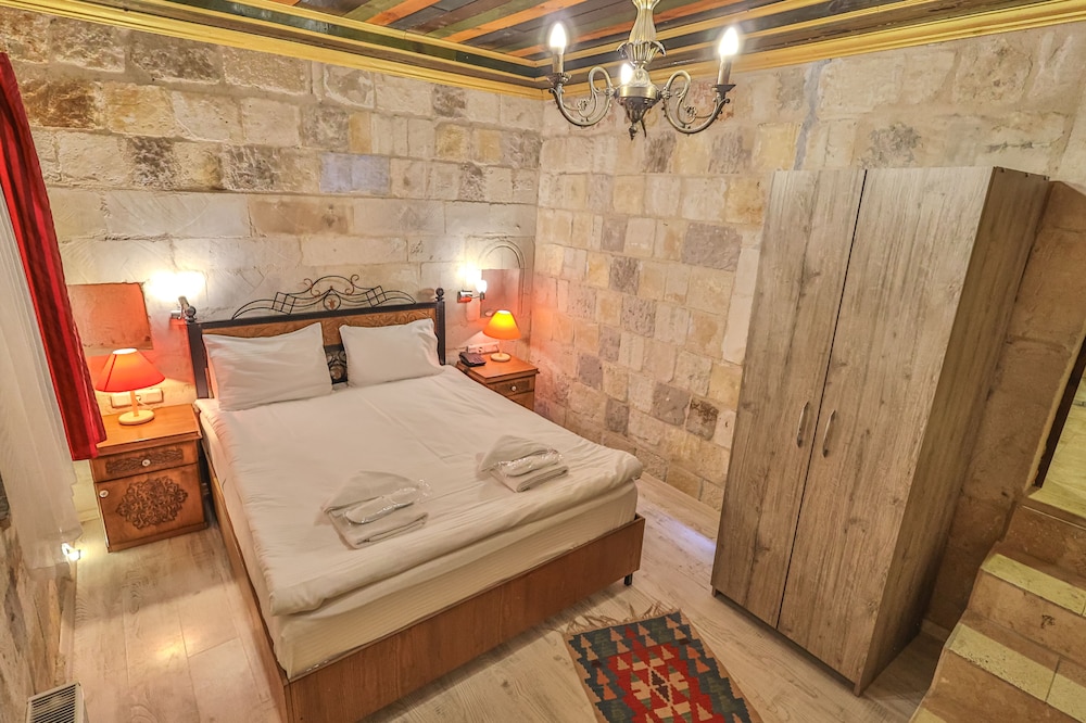 Bedrock Cave Hotel 6/50