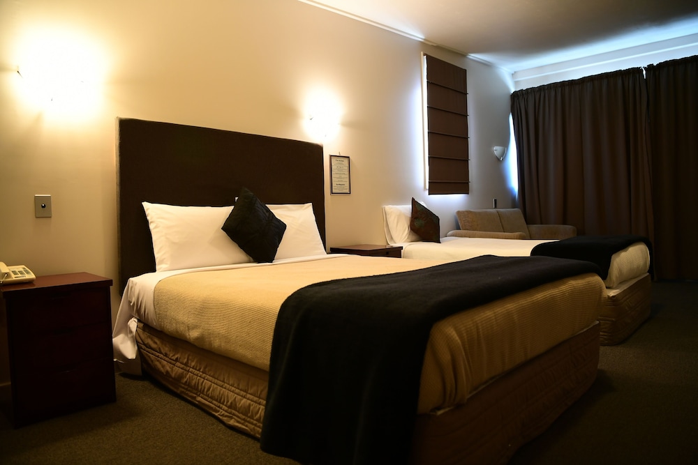 STUDIO, TWIN BEDS