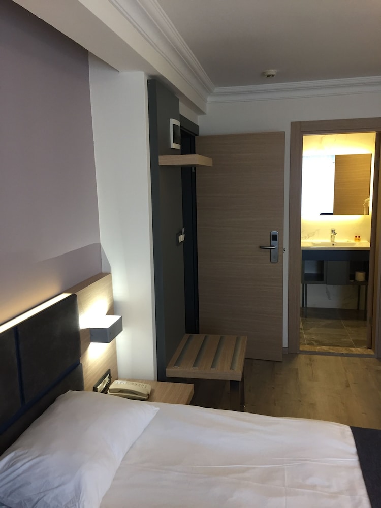 Helen Hotel 20/52