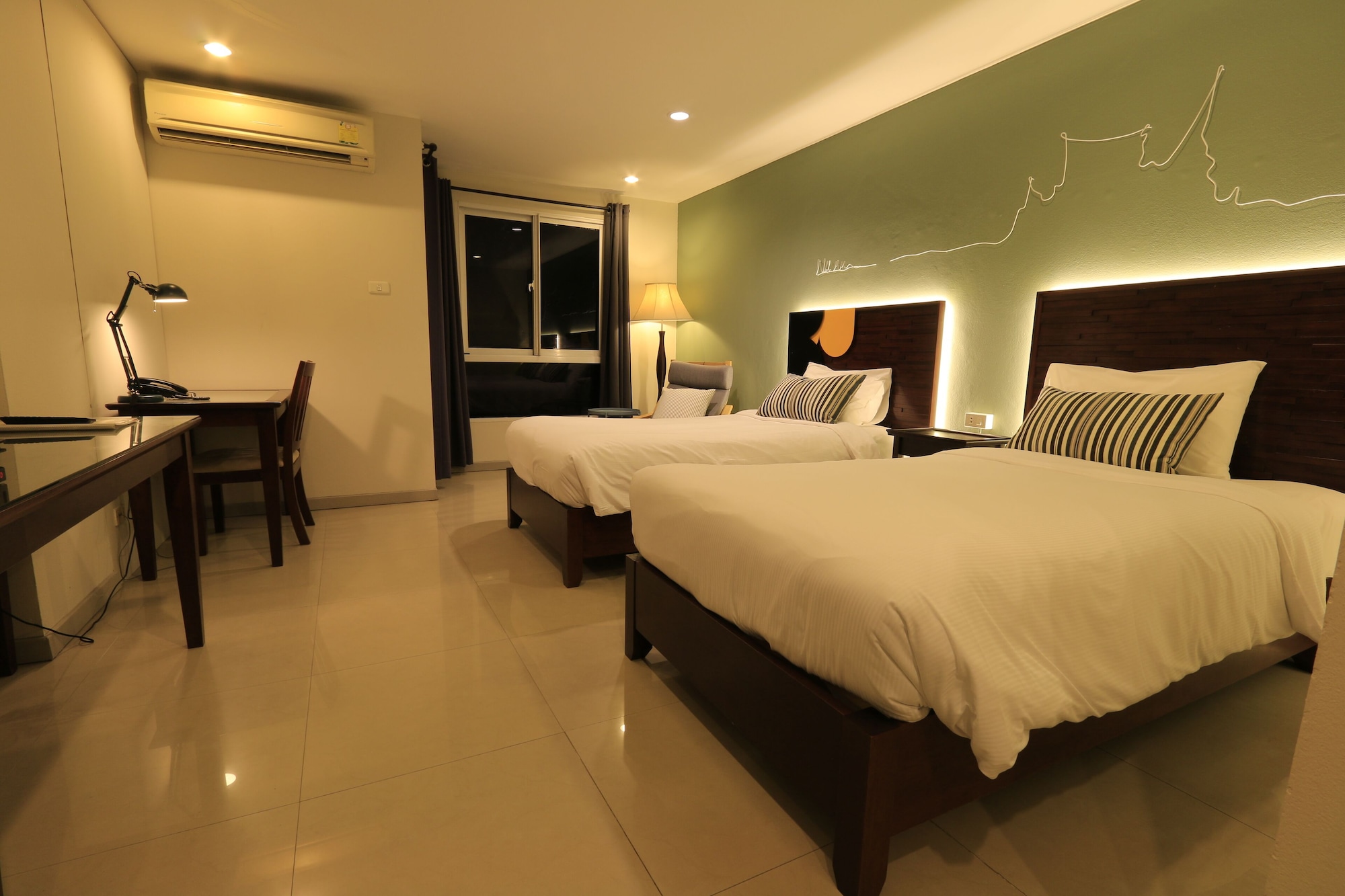 DELUXE, TWIN BEDS