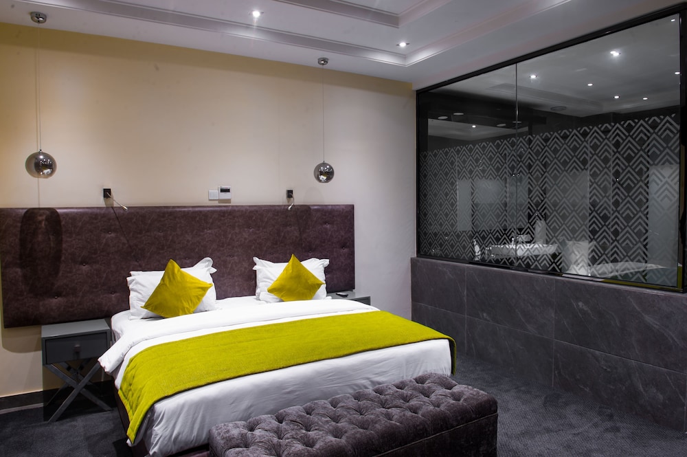 DELUXE