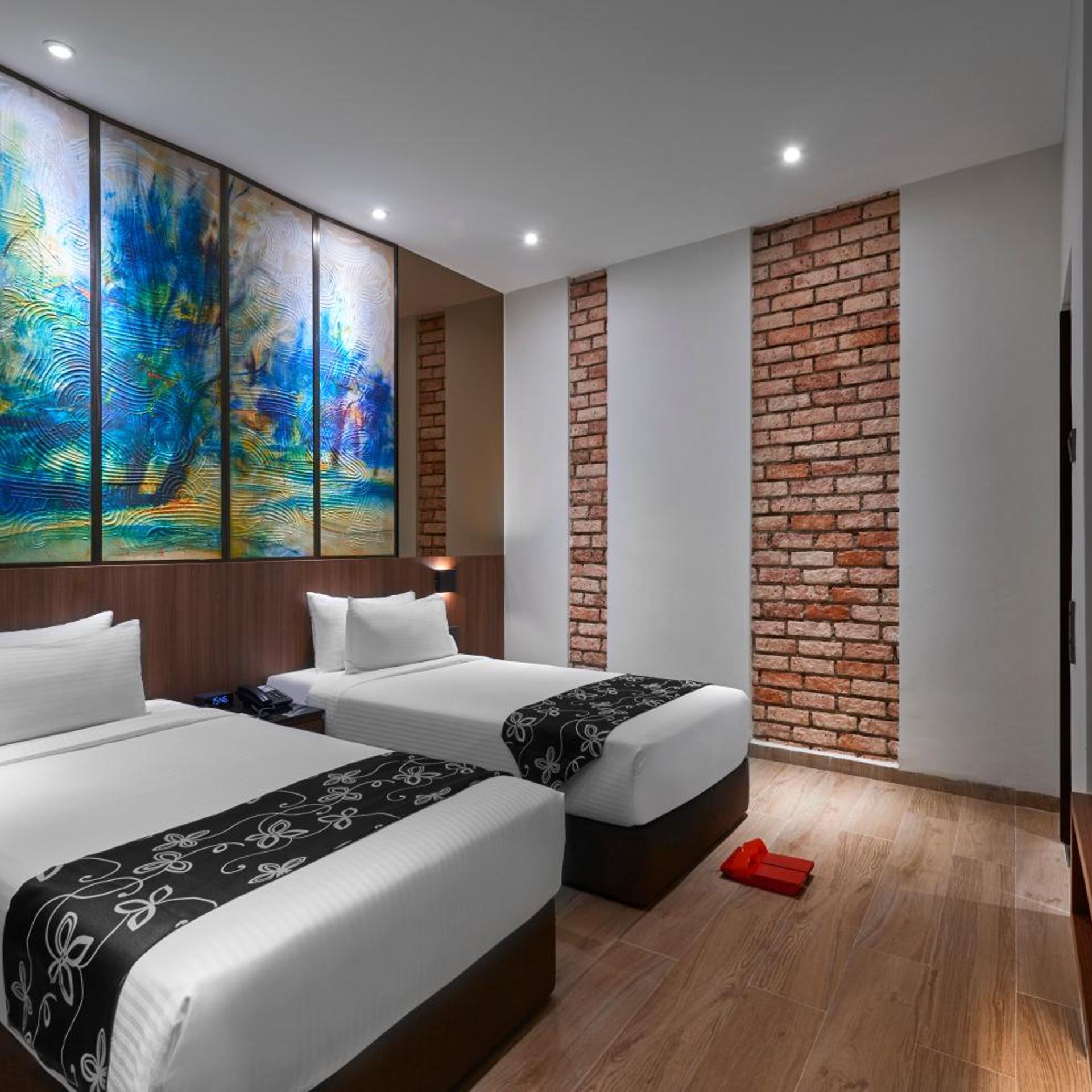 Plus, Deluxe, Twin Beds