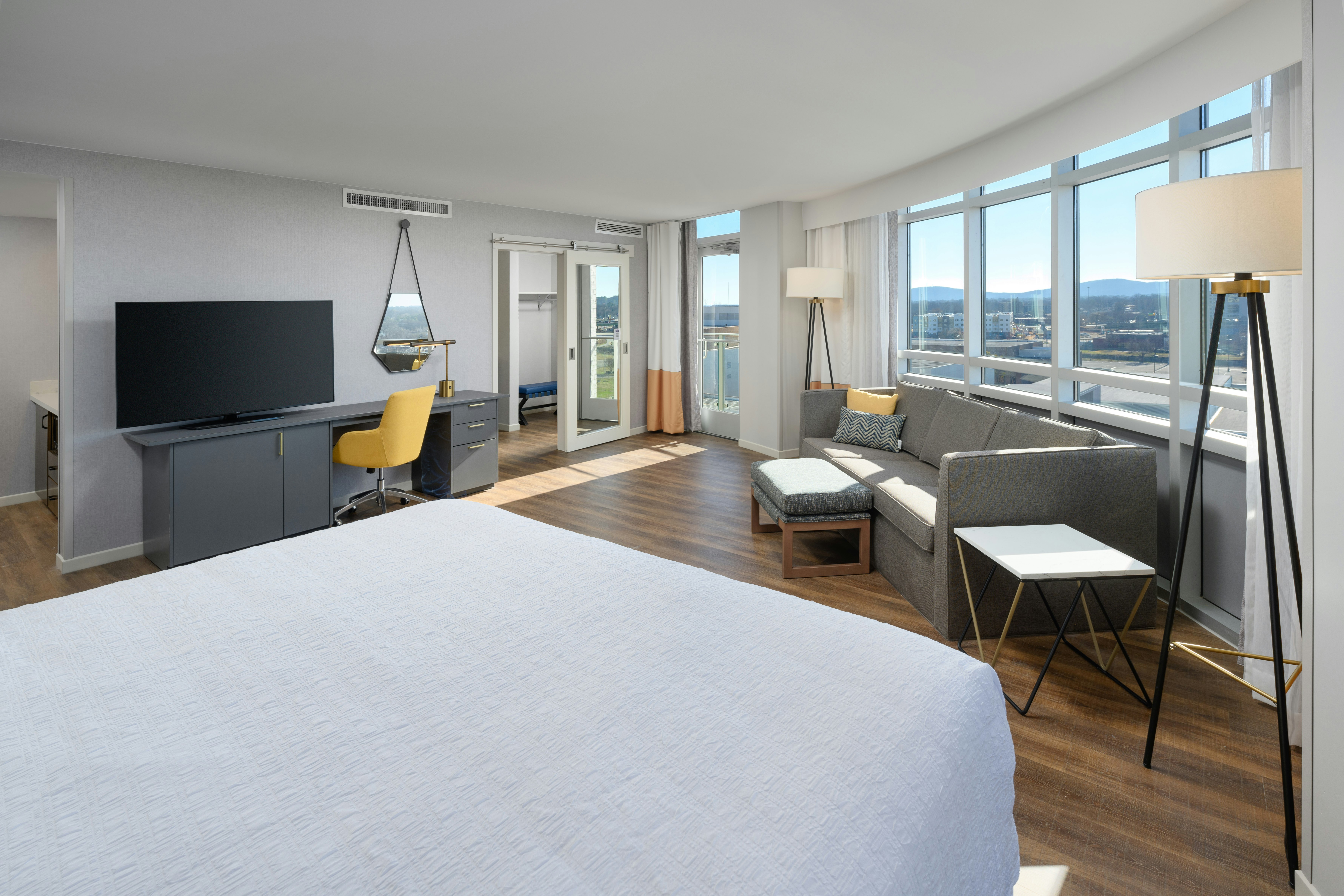 SUITE, KING BED, BALCONY
