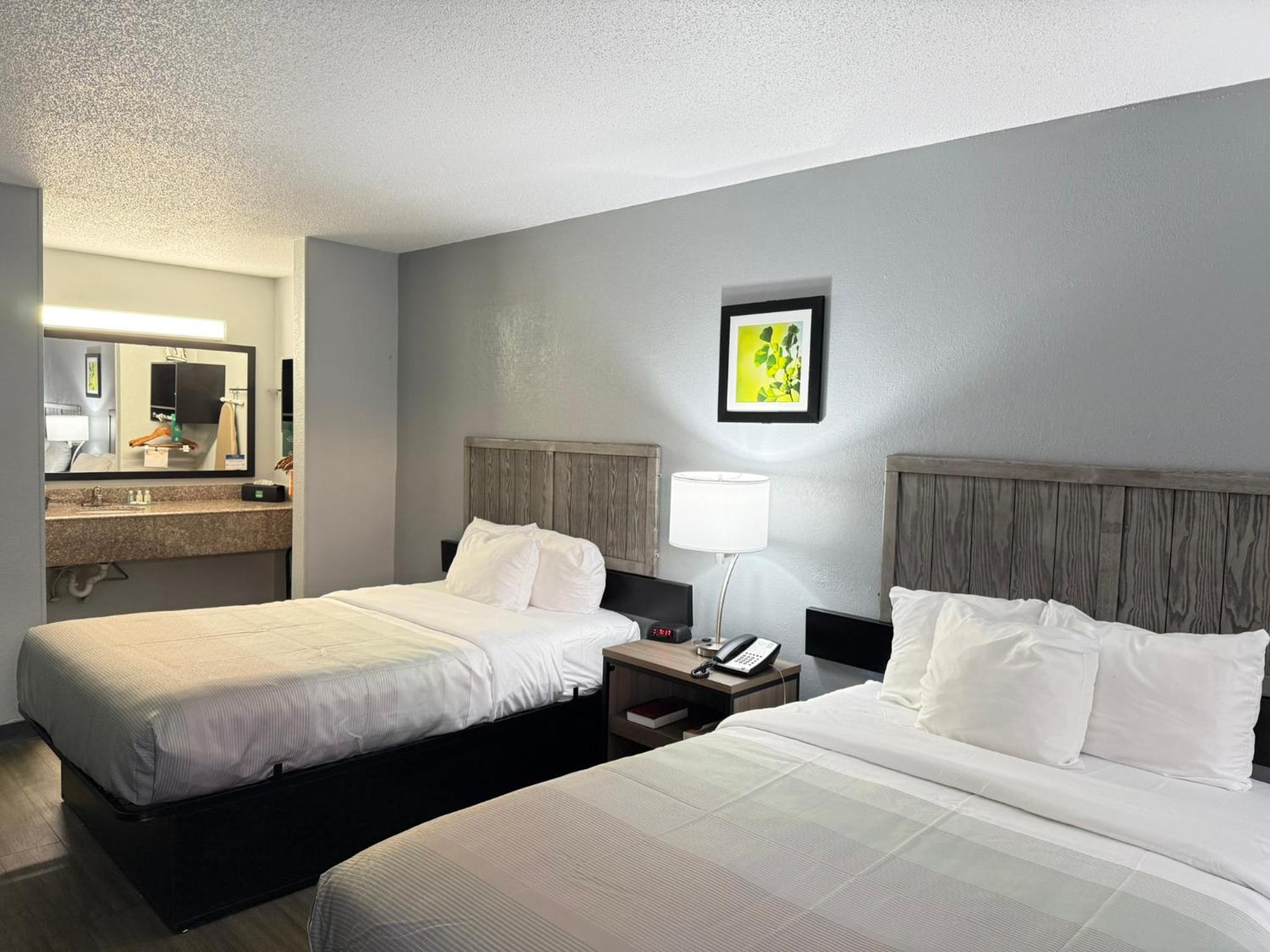 غرفة بسريرين مزدوجين بمطبخ
