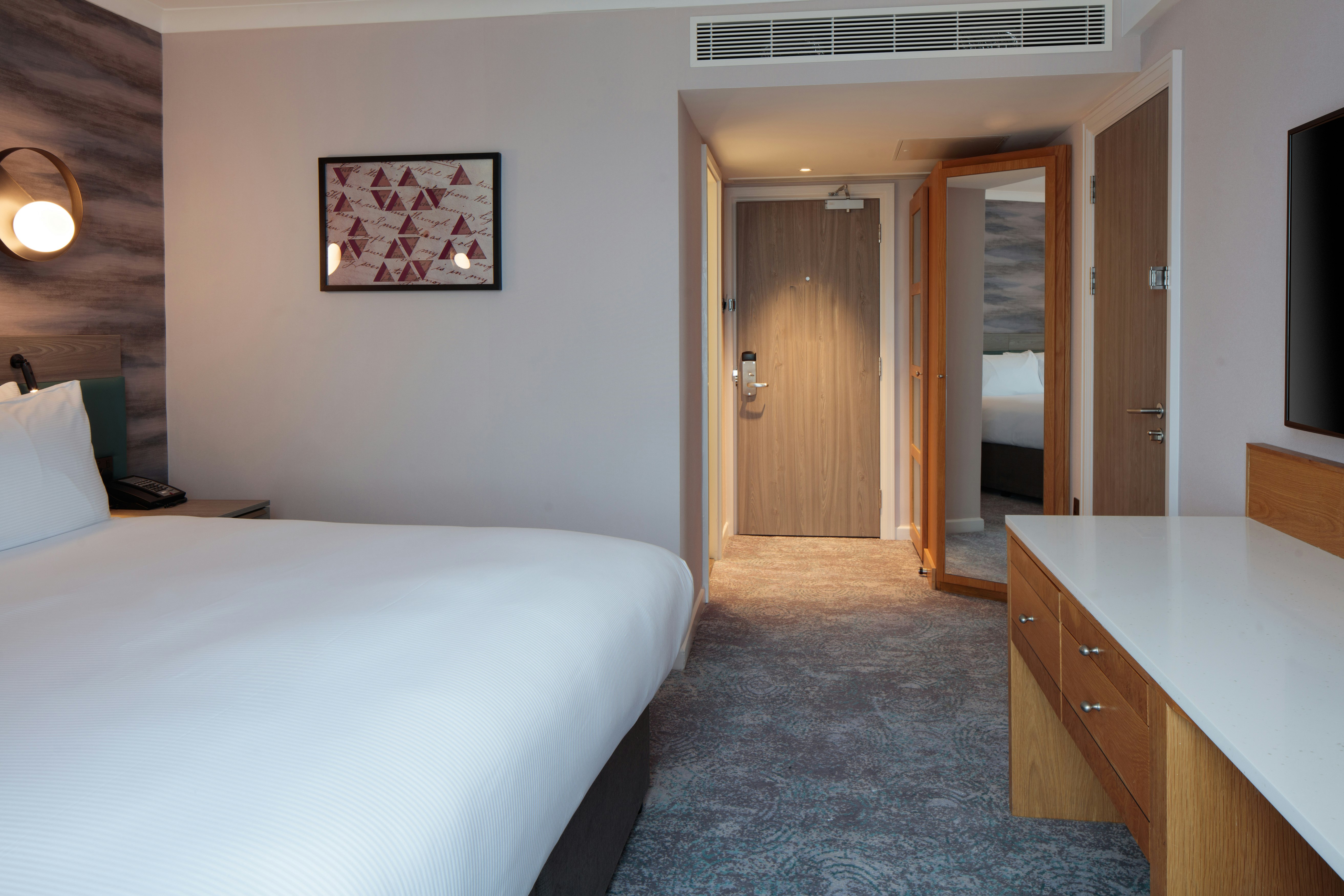 GUEST ROOM, KING BED, ACCESSIBLE